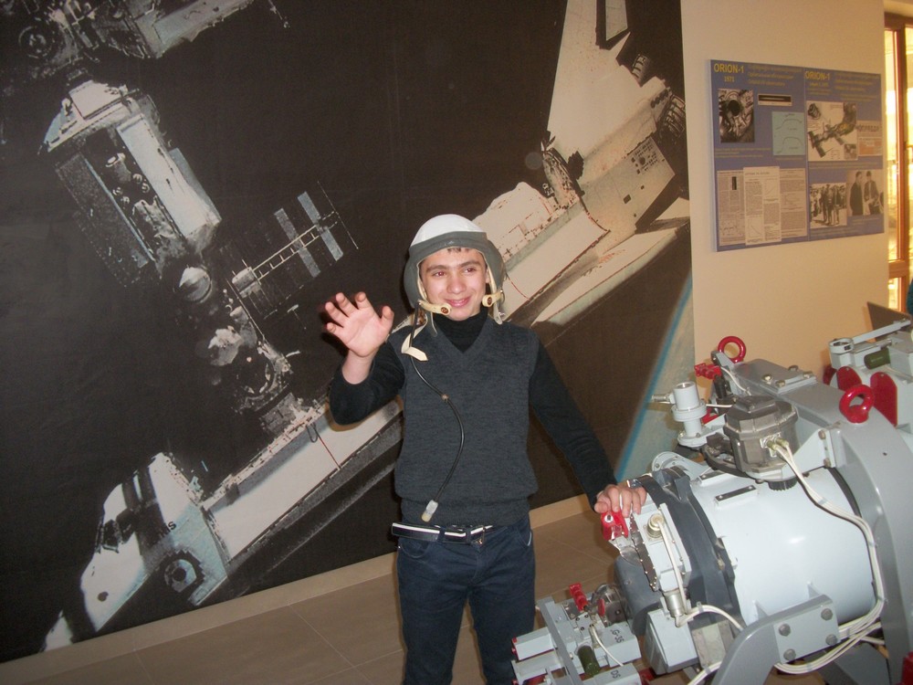Норайр в шлеме космонавта Валентина Лебедева